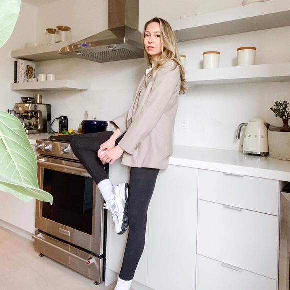 Meet your Posher, Lauren - Picture 3 of 4